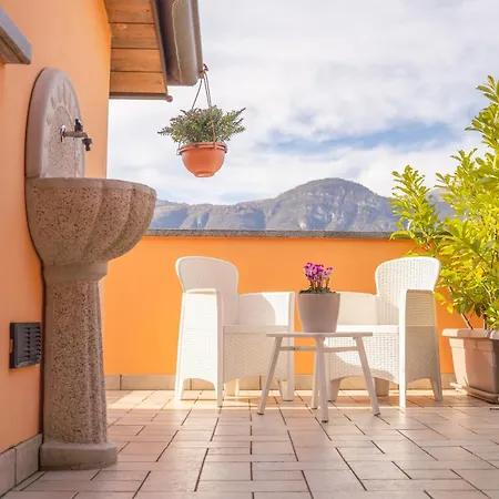 Larius - View - Free Parking アパート